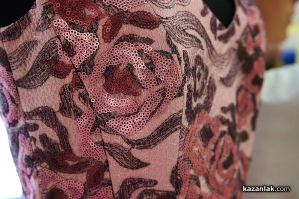 Вижте новите рокли на Царица Роза и нейните подгласнички, изработени от Жени Живкова