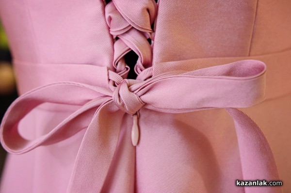 Вижте новите рокли на Царица Роза и нейните подгласнички, изработени от Жени Живкова