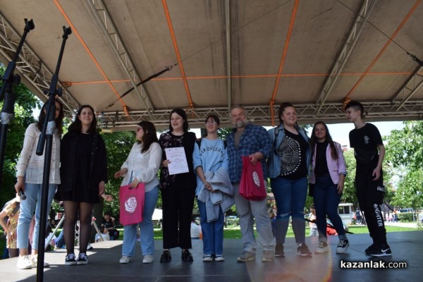 Близо 200 млади художници се включиха в създаването на най-дългата рисунка на Казанлък 