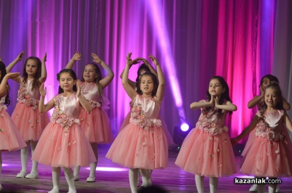 Приказка за феи разказаха малките Принцеси на розата