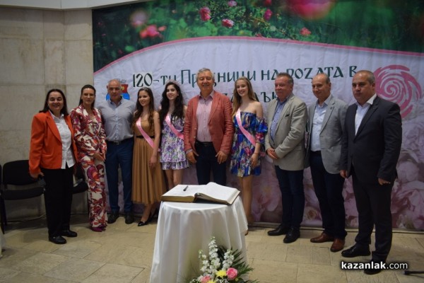 Казанлък удостои трима именити свои съграждани с почетни звания