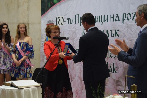 Казанлък удостои трима именити свои съграждани с почетни звания