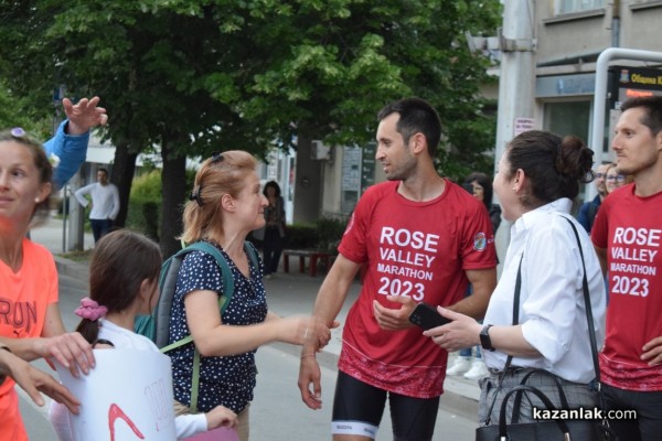 Четирмата бегачи впуснали се в 650-километрово приключение финишираха в Казанлък