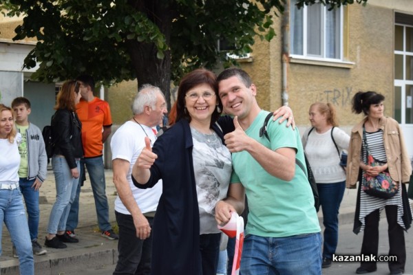 Четирмата бегачи впуснали се в 650-километрово приключение финишираха в Казанлък