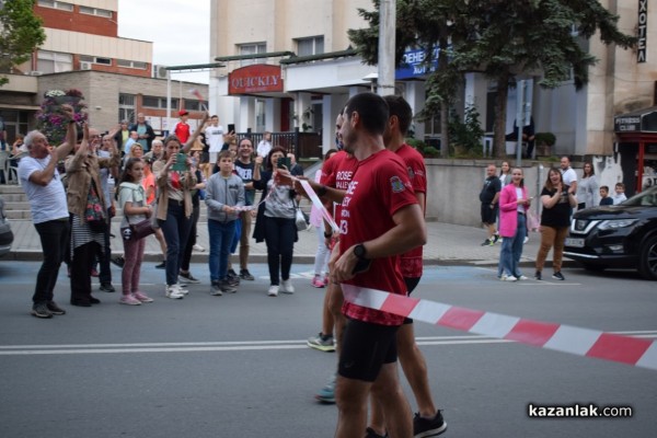 Четирмата бегачи впуснали се в 650-километрово приключение финишираха в Казанлък
