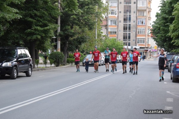 Четирмата бегачи впуснали се в 650-километрово приключение финишираха в Казанлък