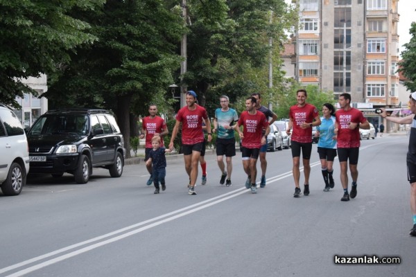 Четирмата бегачи впуснали се в 650-километрово приключение финишираха в Казанлък