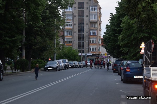 Четирмата бегачи впуснали се в 650-километрово приключение финишираха в Казанлък