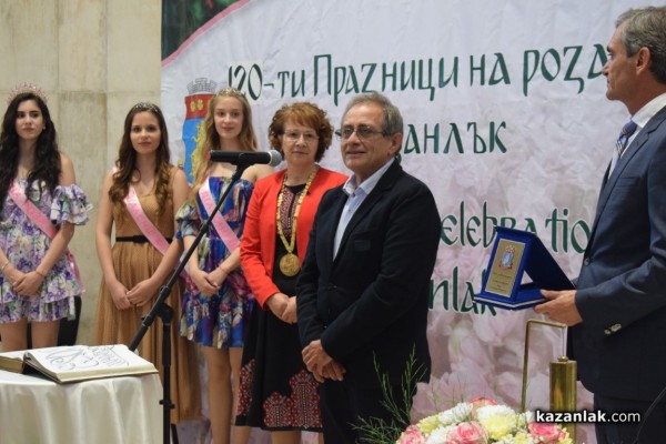 Казанлък удостои трима именити свои съграждани с почетни звания