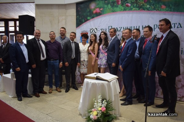 Казанлък удостои трима именити свои съграждани с почетни звания