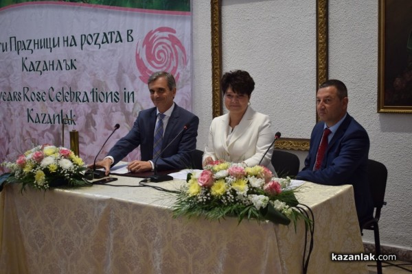 Казанлък удостои трима именити свои съграждани с почетни звания