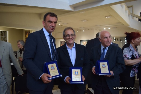 Казанлък удостои трима именити свои съграждани с почетни звания