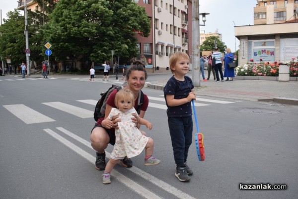 Четирмата бегачи впуснали се в 650-километрово приключение финишираха в Казанлък