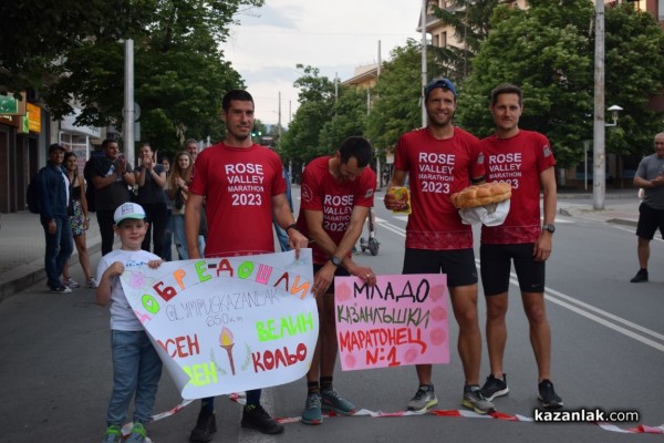 Четирмата бегачи впуснали се в 650-километрово приключение финишираха в Казанлък