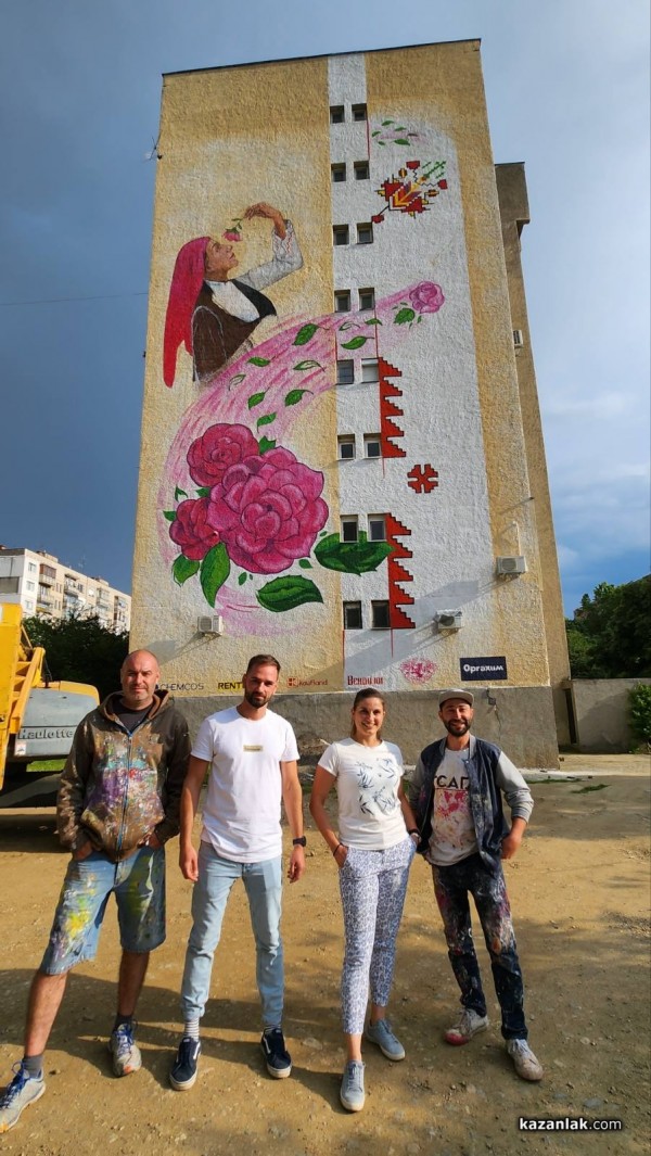 Шевици и рози красят фасадата на осем етажен блок в Казанлък