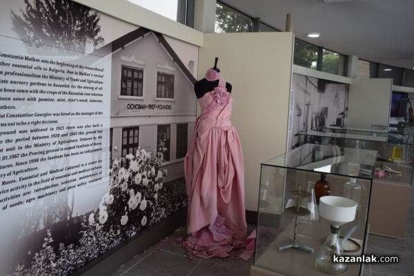 С елегантен пърформанс от дизайнерката Мариела Гемишева бе допълнена изложбата “La belle Rose” в Музея на розата