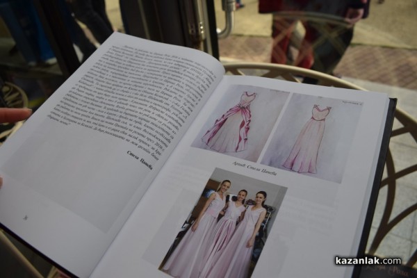 Десетки Царици рози и техните подгласнички се събраха за представянето на едноименната книга