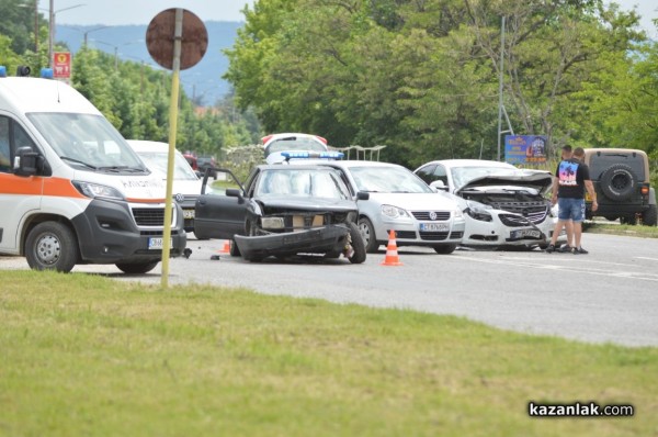 Катастрофа с двама пострадали на изхода на Казанлък