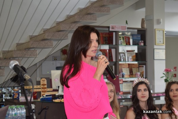 Десетки Царици рози и техните подгласнички се събраха за представянето на едноименната книга