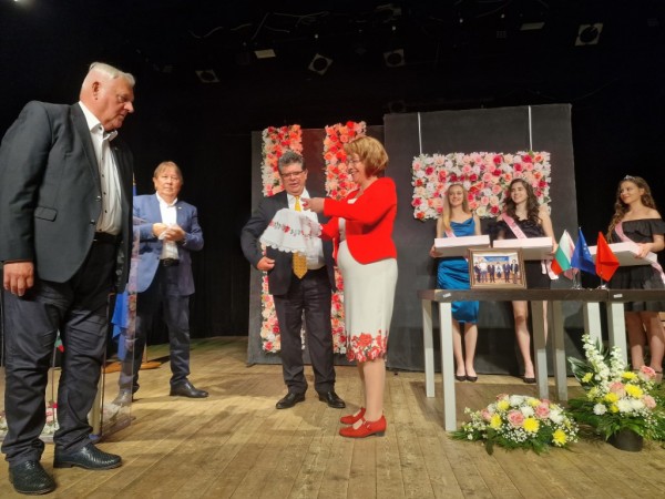 Девет делегации от побратимени градове посрещна кметът Галина Стоянова в Казанлък