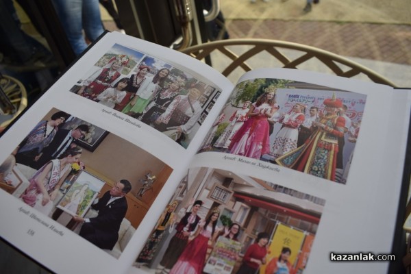 Десетки Царици рози и техните подгласнички се събраха за представянето на едноименната книга