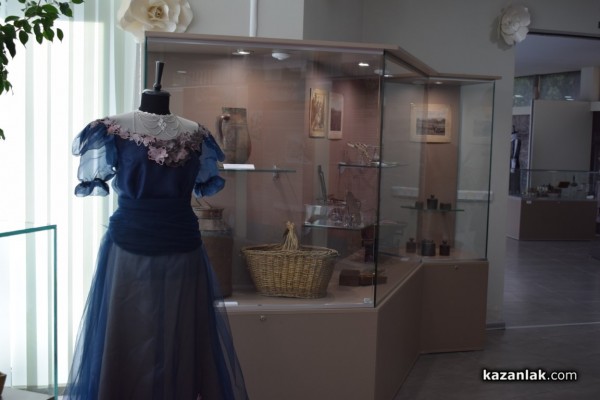 С елегантен пърформанс от дизайнерката Мариела Гемишева бе допълнена изложбата “La belle Rose” в Музея на розата