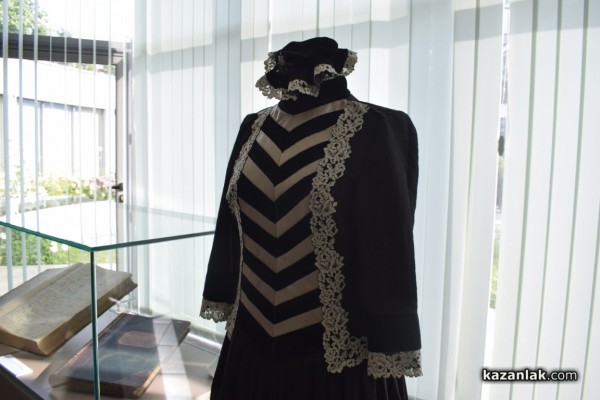 С елегантен пърформанс от дизайнерката Мариела Гемишева бе допълнена изложбата “La belle Rose” в Музея на розата