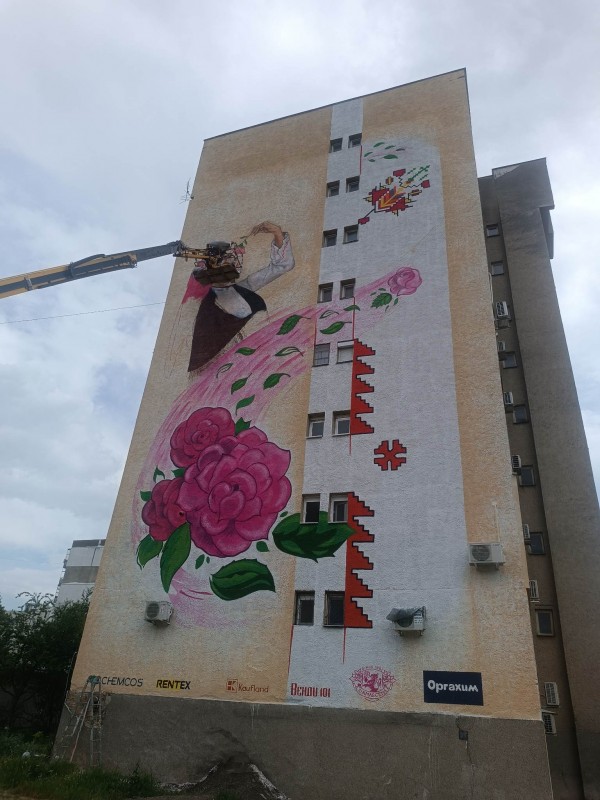 Шевици и рози красят фасадата на осем етажен блок в Казанлък