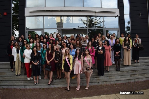 Десетки Царици рози и техните подгласнички се събраха за представянето на едноименната книга