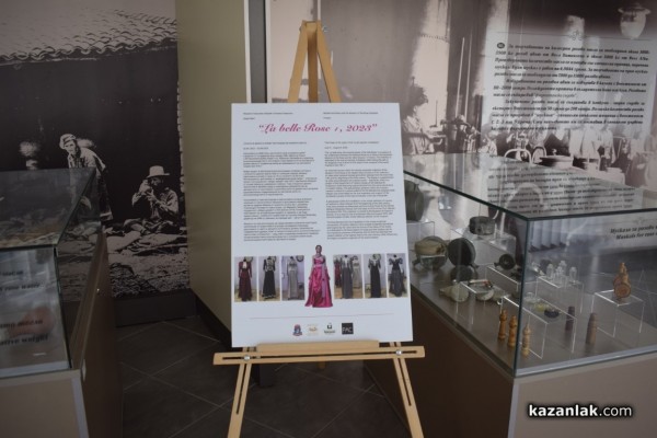 С елегантен пърформанс от дизайнерката Мариела Гемишева бе допълнена изложбата “La belle Rose” в Музея на розата