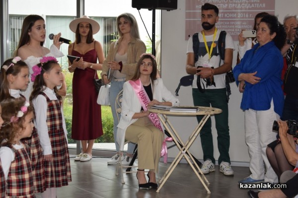 Десетки Царици рози и техните подгласнички се събраха за представянето на едноименната книга