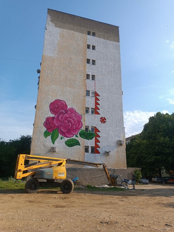 Шевици и рози красят фасадата на осем етажен блок в Казанлък