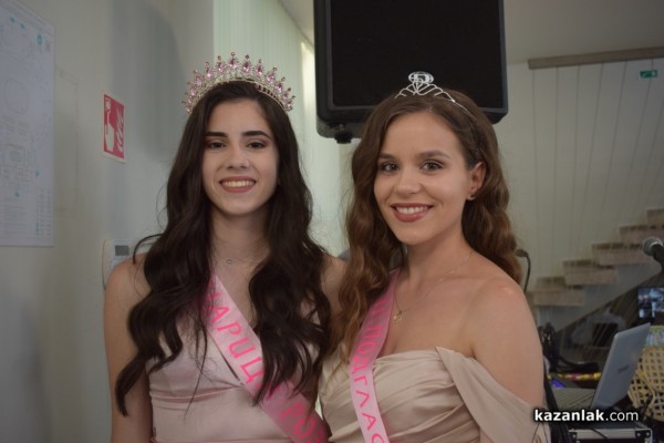 Десетки Царици рози и техните подгласнички се събраха за представянето на едноименната книга