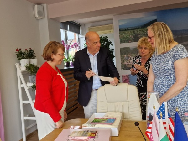 Първа среща на кмета на Казанлък с новия посланик на САЩ у нас н. пр. посланик Кенет Мертен