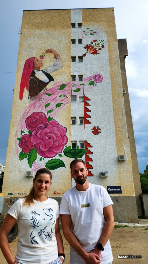 Шевици и рози красят фасадата на осем етажен блок в Казанлък