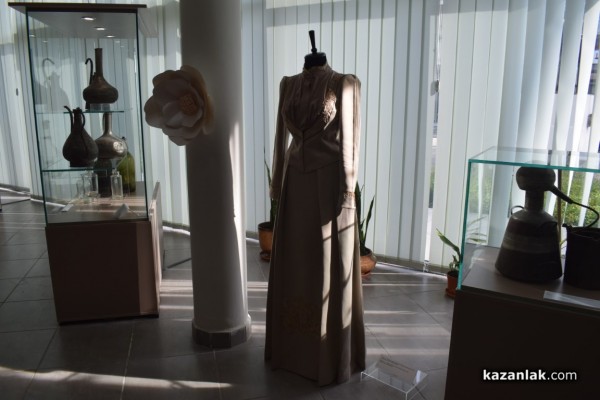 С елегантен пърформанс от дизайнерката Мариела Гемишева бе допълнена изложбата “La belle Rose” в Музея на розата