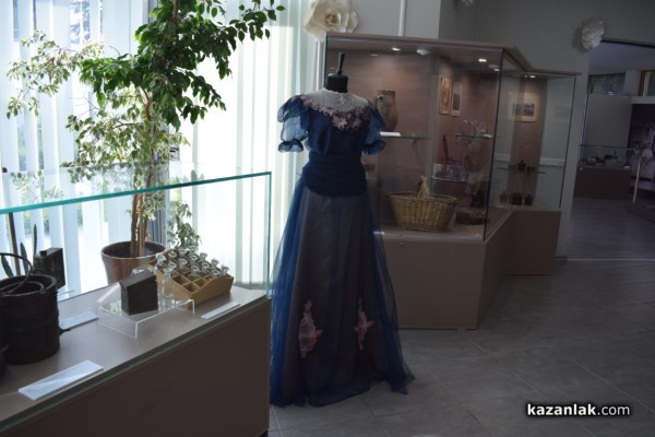 С елегантен пърформанс от дизайнерката Мариела Гемишева бе допълнена изложбата “La belle Rose” в Музея на розата