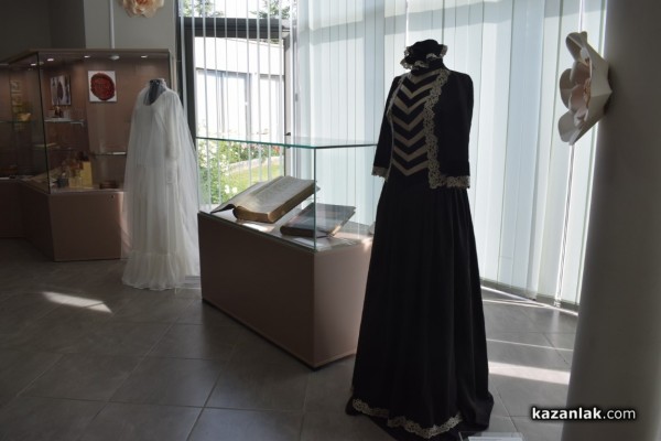 С елегантен пърформанс от дизайнерката Мариела Гемишева бе допълнена изложбата “La belle Rose” в Музея на розата