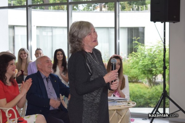 Десетки Царици рози и техните подгласнички се събраха за представянето на едноименната книга