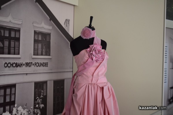 С елегантен пърформанс от дизайнерката Мариела Гемишева бе допълнена изложбата “La belle Rose” в Музея на розата