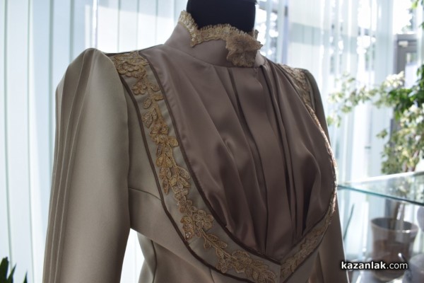 С елегантен пърформанс от дизайнерката Мариела Гемишева бе допълнена изложбата “La belle Rose” в Музея на розата