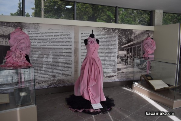 С елегантен пърформанс от дизайнерката Мариела Гемишева бе допълнена изложбата “La belle Rose” в Музея на розата