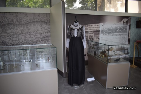 С елегантен пърформанс от дизайнерката Мариела Гемишева бе допълнена изложбата “La belle Rose” в Музея на розата