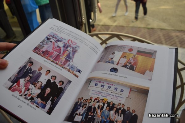 Десетки Царици рози и техните подгласнички се събраха за представянето на едноименната книга