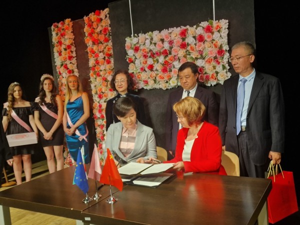 Девет делегации от побратимени градове посрещна кметът Галина Стоянова в Казанлък