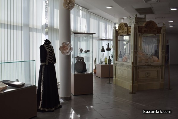 С елегантен пърформанс от дизайнерката Мариела Гемишева бе допълнена изложбата “La belle Rose” в Музея на розата