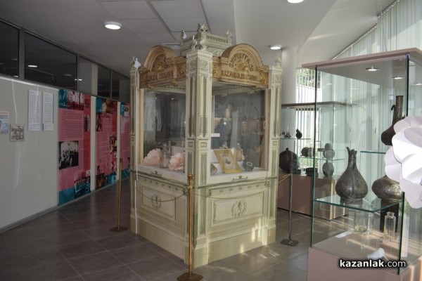 С елегантен пърформанс от дизайнерката Мариела Гемишева бе допълнена изложбата “La belle Rose” в Музея на розата