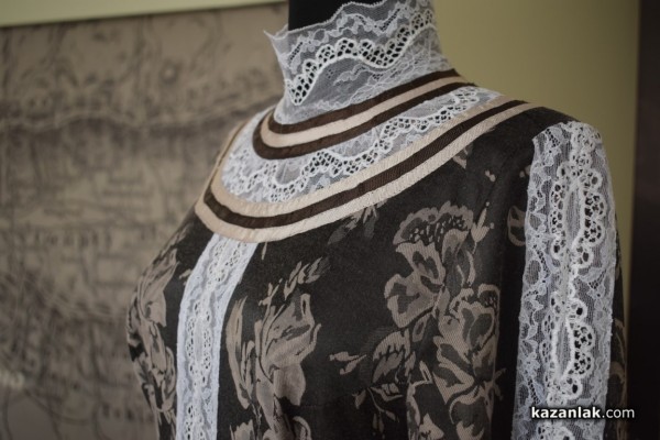 С елегантен пърформанс от дизайнерката Мариела Гемишева бе допълнена изложбата “La belle Rose” в Музея на розата