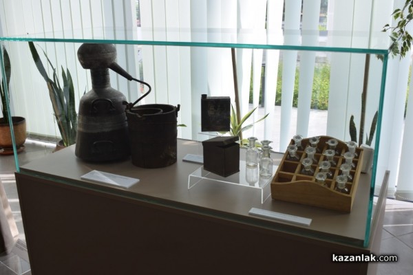 С елегантен пърформанс от дизайнерката Мариела Гемишева бе допълнена изложбата “La belle Rose” в Музея на розата