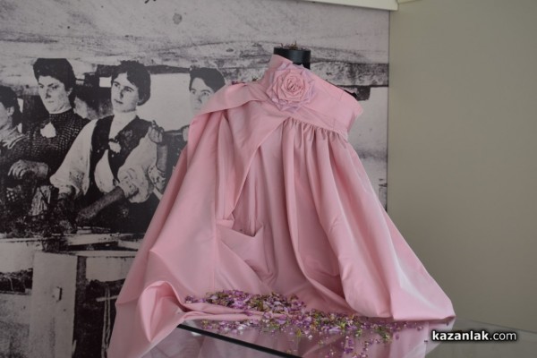 С елегантен пърформанс от дизайнерката Мариела Гемишева бе допълнена изложбата “La belle Rose” в Музея на розата